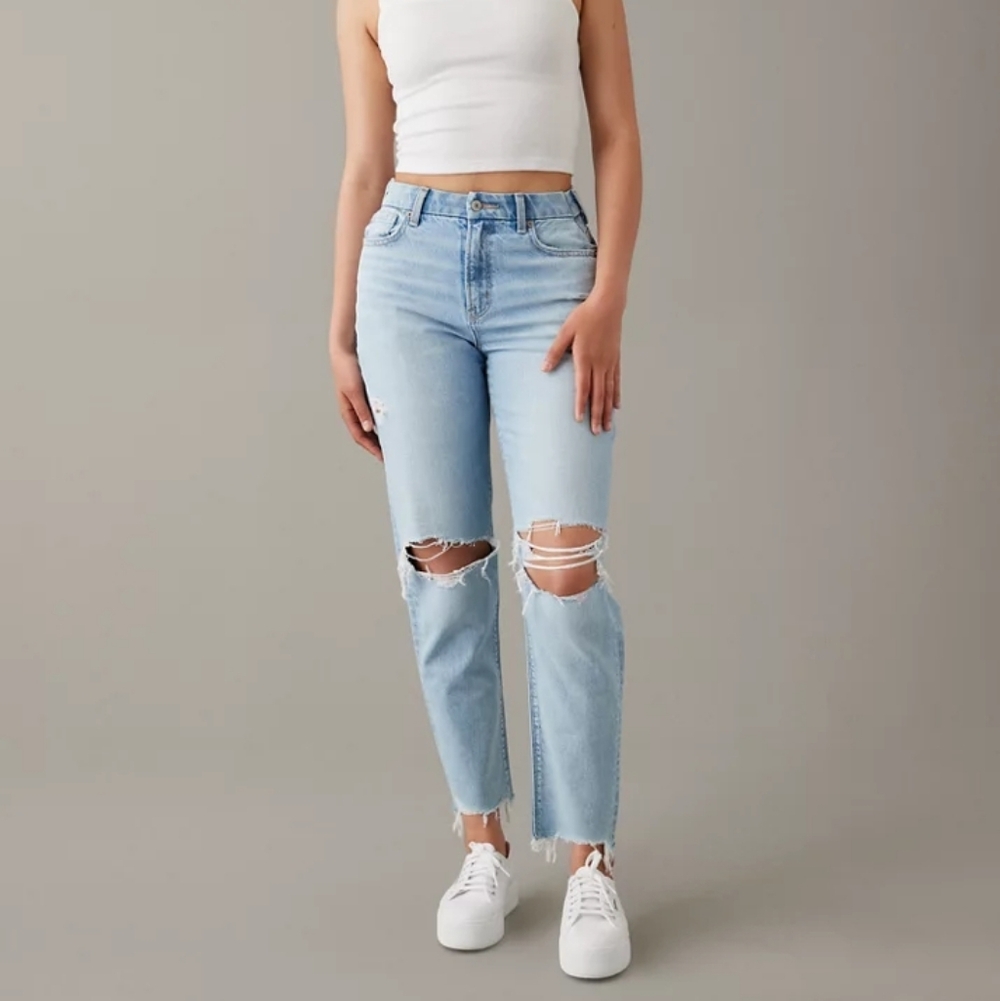 NWT AE Strigid Curvy Ripped Mom Jean